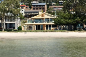 Sandy Beach House Corlette Unit 1 Waterfront WI-FI Aircon